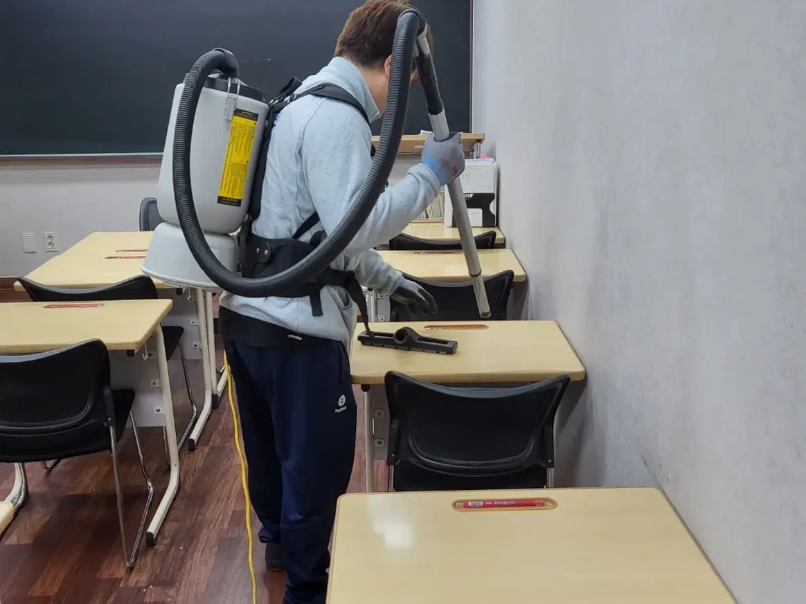부안군 상서면 학교 현관·중앙홀 바닥 위생청소 사례 - 행진크린