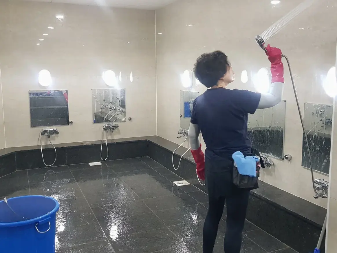 임실군 신평면 목욕탕 탈의실·파우더룸 바닥 위생청소 사례 - 행진크린