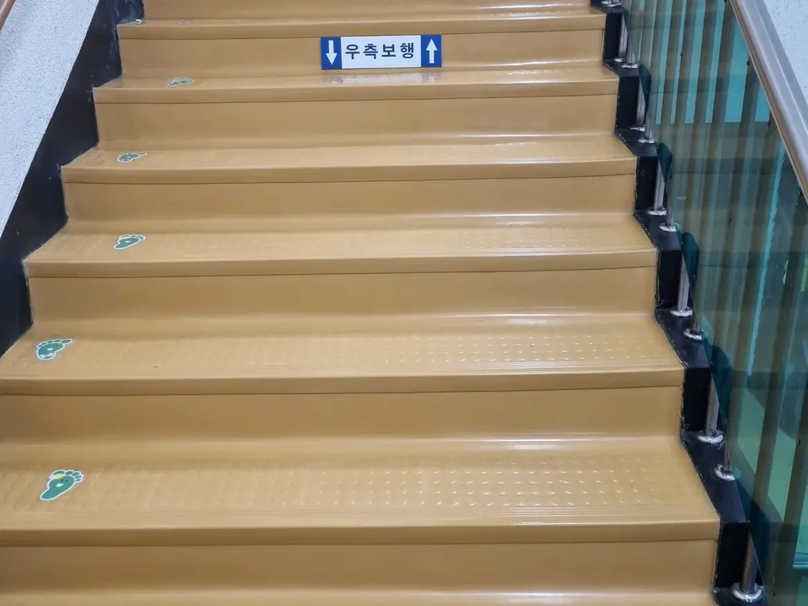 장수군 장계면 어린이집 현관·신발장 바닥 위생청소 사례 - 행진크린